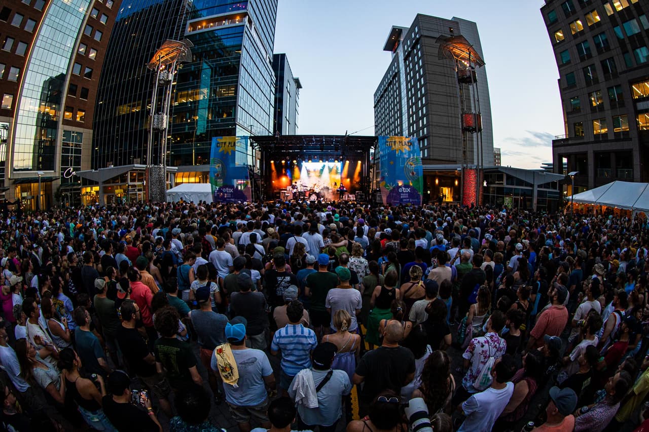 <b>Evento</b>: Hopscotch Music Festival
<br>
<b>Fechas</b>: 5 al 7 de septiembre
<br>
<b>Lugar</b>: Downtown Raleigh
<br>
<b>Sitio web</b>:
<a href="https://hopscotchmusicfest.com/">https://hopscotchmusicfest.com/</a>
<br>
<br>El 14º Festival anual de Música Rayuela, nombrado una y otra vez como uno de los eventos musicales independientes imperdibles de Estados Unidos, volverá una vez más y estará listo para tocar en el centro de la ciudad de Oaks en 2024.