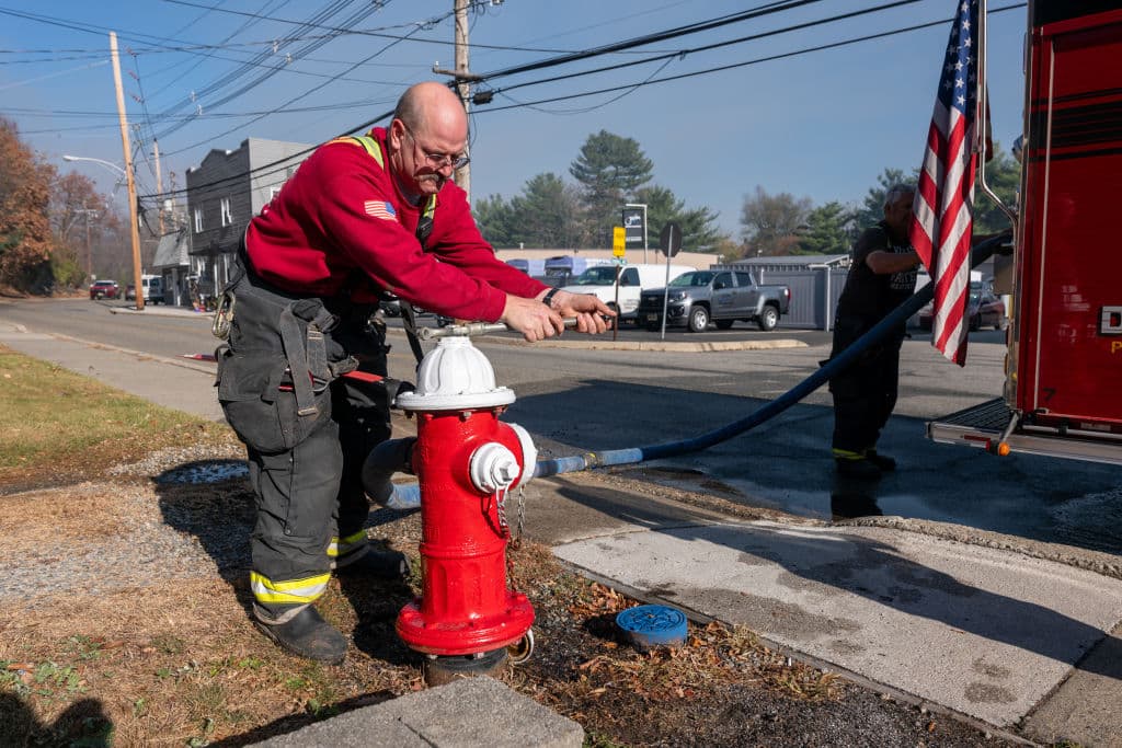 El incendio en Pompton Lakes fue atentido con todos 
<b><a href="https://www.univision.com/shows/noticiero-univision/reclusas-arriesgan-su-vida-para-combatir-incendios-en-california-asi-tratan-de-retribuir-a-la-comunidad-video" target="_blank">los recursos disponibles</a></b>, mientras otros grupos de bomberos partieron al condado de Bergen, donde cerca de la autopista Palisades se quemaron 16 hectáreas.
