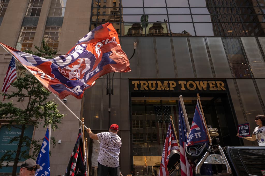 Afuera de la Torre Trump, en Nueva York, han llegado decenas de simpatizantes para mostrar su apoyo al expresidente. 
<a href="https://www.univision.com/local/nueva-york-wxtv/seguidores-donald-trump-caravana-nueva-york-fotos">Mira aquí las imágenes. </a>