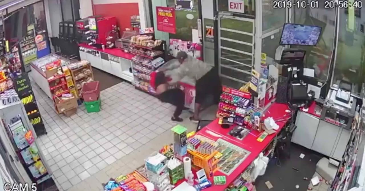 Video capta violento robo en una gasolinera al norte de Houston