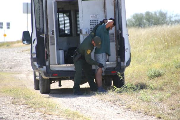 Estos hechos ocurren después de una semana llena de arrestos de inmigrantes encabezada por la tragedia del llamado "
<a href="http://uni.vi/Sfuv103MWTq" target="_blank">camión de la muerte</a>" en San Antonio, donde 53 personas perdieron la vida tras viajar en condiciones inhumanas en la caja del vehículo.