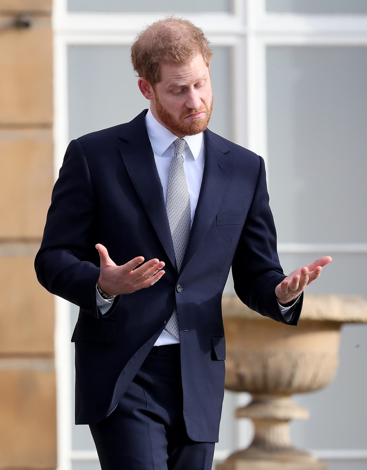 “La fotografía del elefante había sido recortada para editar la pata atada del animal; la publicación demostró que la fotografía podría haber sido editada de manera diferente”, comentó el comité.