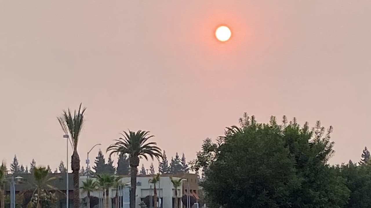 Los últimos días, así amanece en fresno debido al humo de los incendios. El i
<b>ncendio Walkers que empezó con 100 acres el lunes, ya consumió 1,890 al jueves. </b>