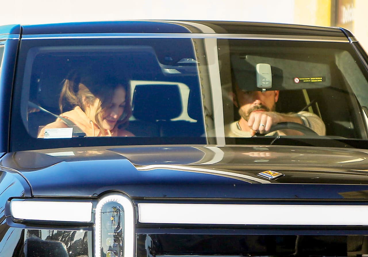Jennifer López y Ben Affleck esperando por sus alimentos en McDonalds.