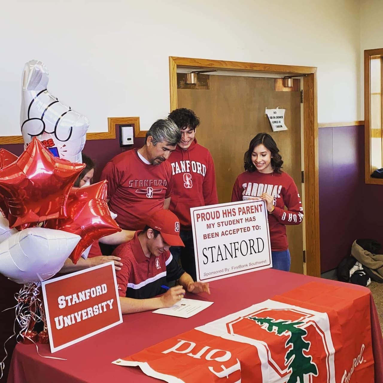 “Mi sueño de chico era ser médico, y no se me hizo, me tuve que venir para acá y ahora es algo bien bonito lo que están logrando los tres. Ahora Yared, se puede decir que se brincó la barda como dicen en México y 
<b><a href="https://www.univision.com/local/dallas-kuvn/yared-avalos-un-joven-hispano-de-17-anos-es-aceptado-en-19-de-las-universidades-mas-prestigiosas-de-estados-unidos-video">me siento muy orgulloso de mi hijo, porque el no se avergüenza de mi”,</a></b> nos dijo muy conmovido Don José, padre de Yared.