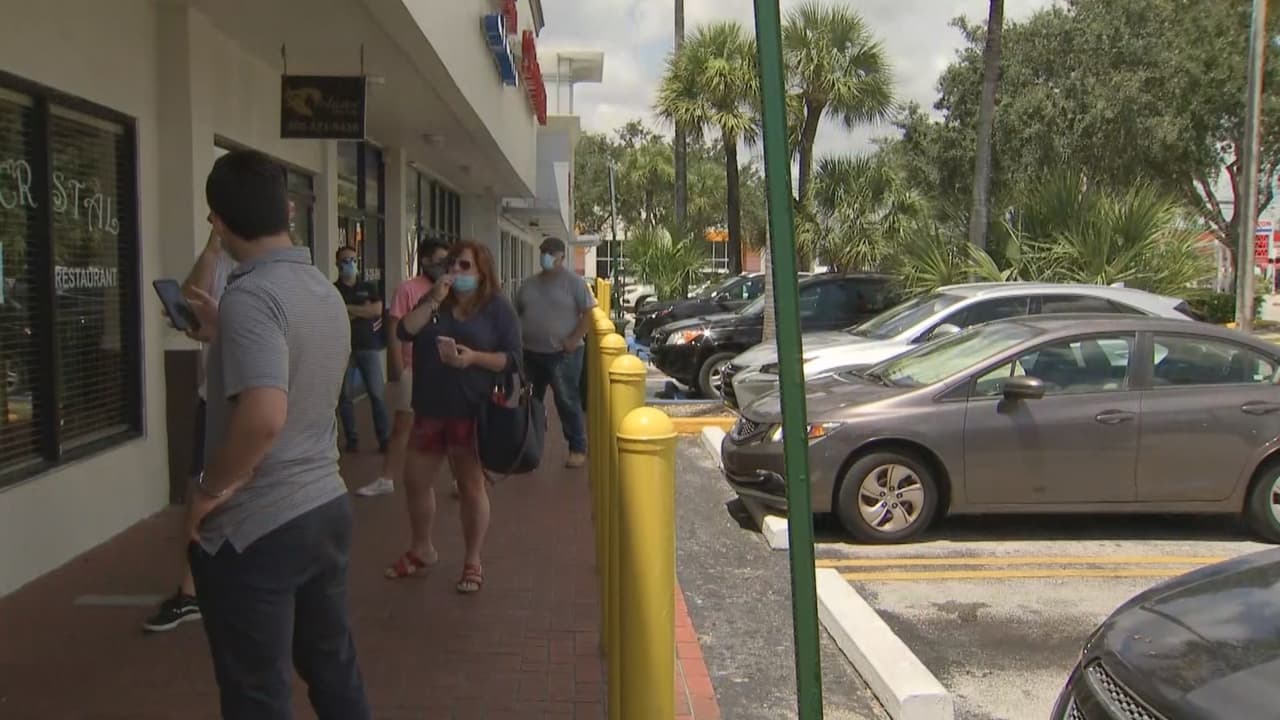 Este viernes a la hora del almuerzo todavía se observaban filas de personas que pasaban a recoger sus platos favoritos.
<br>