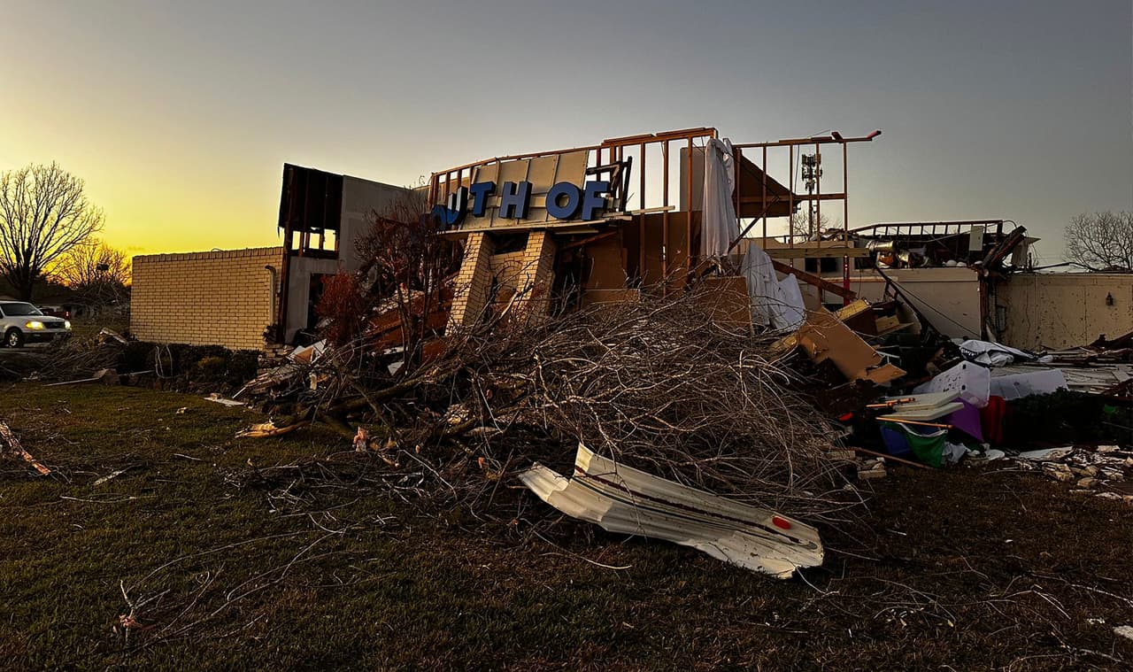 A las 2:30 pm
<b>se reportó un tornado que tocó tierra en Deer Park</b>, una ciudad de poco más de 30,000 habitantes, ubicada al sureste de Houston.