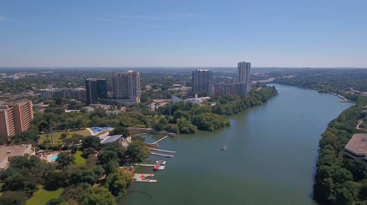 <b><a href="https://realestate.usnews.com/places/texas/austin" target="_blank">Austin</a></b> sigue siendo el mejor lugar para vivir en Texas, según 
<a href="https://realestate.usnews.com/places/rankings/best-places-to-live" target="_blank">US News and World Report.</a> Sin embargo, la ciudad pasó del puesto 3 al 5 en el ranking nacional.