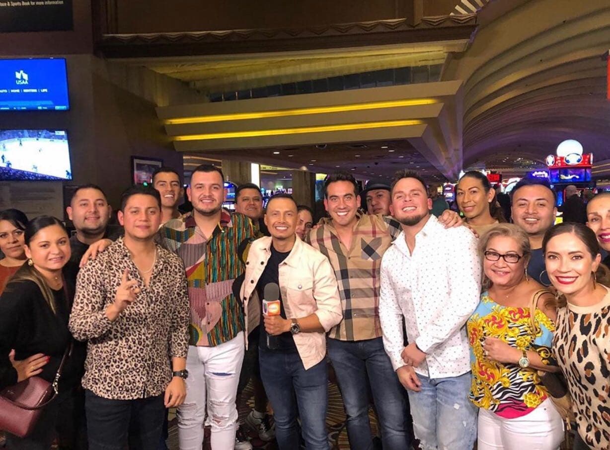El público de Las Vegas acudió muy temprano a conocer a los conductores y artistas que estarían en la transmisión, aquí los vemos felices de estar con los chicos de la banda de Calibre 50.