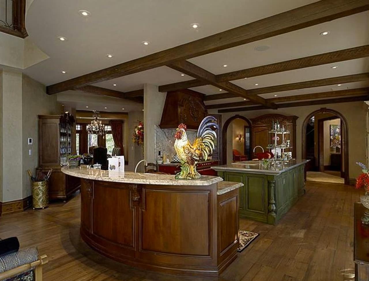 La propiedad fue comprada en 2010 por Bernadette Wolfswinkel, ex esposa del magnate Conley Wolfswinkel, condenado por fraude bancario. Ella derribó lo que había antes, cuando la propietaria era una estrella de cine alemana, y la reconstruyó según sus propias especificaciones. La vendió dos años después.