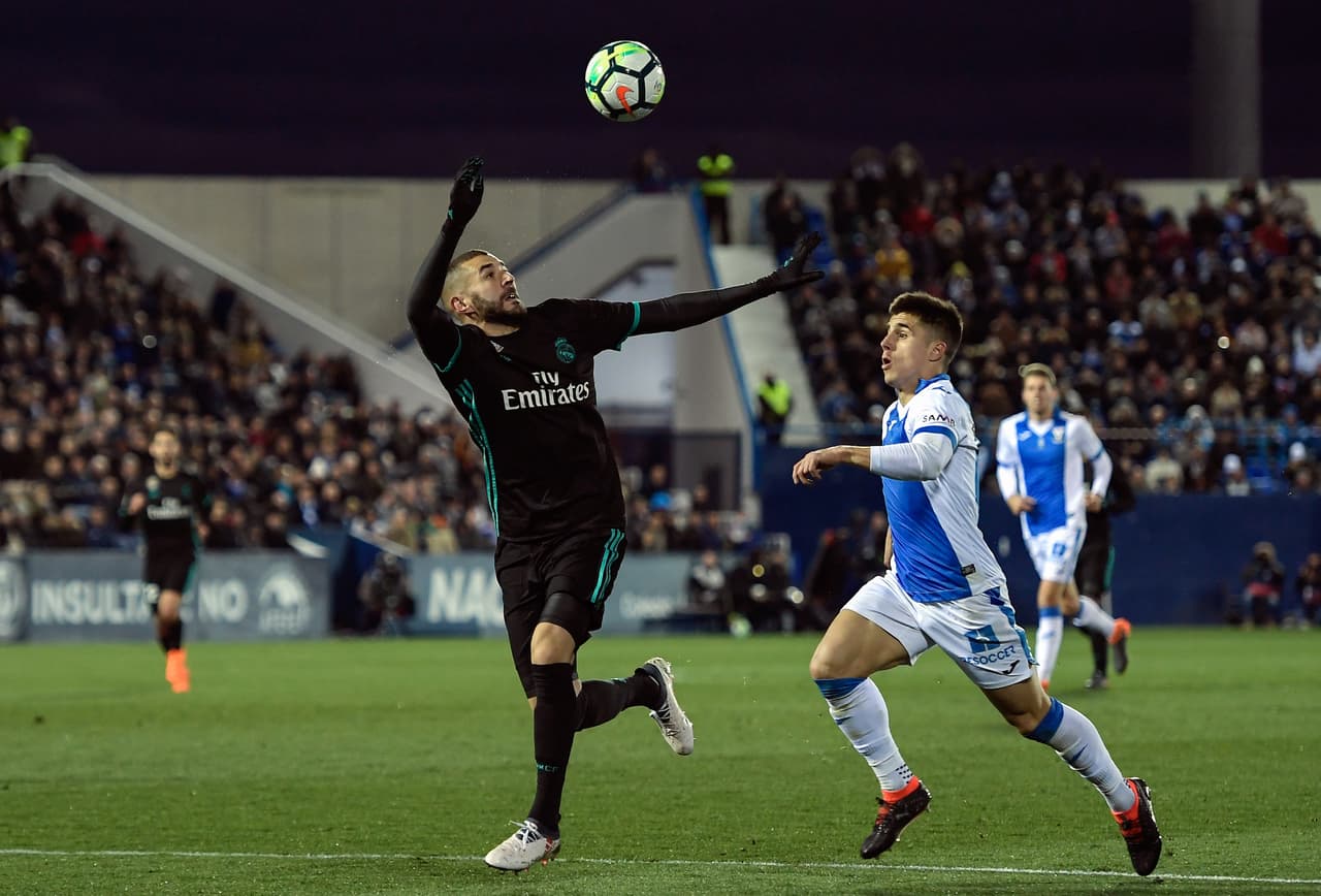 Real Madrid alineó sin Cristiano Ronaldo y con Gareth Bale en el banquillo, quedando solo Benzema como embajador de la BBC. Junto a él estaba Isco.