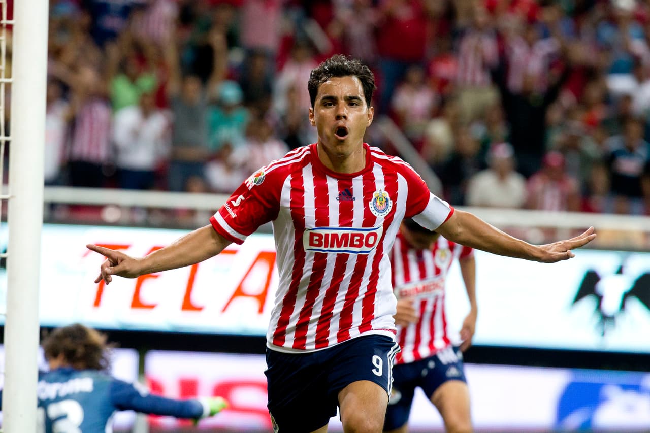 Omar Bravo renovó contrato con Chivas por dos años