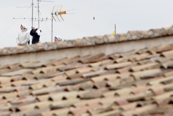 Con tal de apreciar esta histórica ceremonia, cualquier lugar es propicio. Y si no, que le pregunten a estas religiosas.