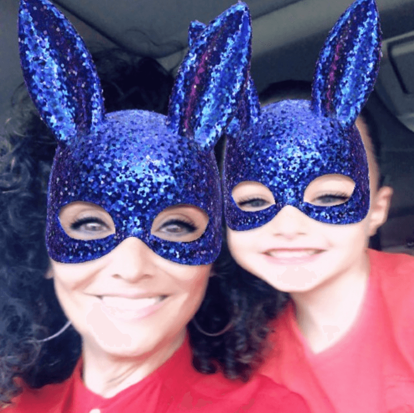 Esta pérdida la calificó como 
<b><a href="https://www.univision.com/entretenimiento/hoy-te-sigo-hablando-aunque-no-te-escuche-mayra-rojas-a-su-fallecida-hermana-lorena-en-su-cumpleanos-fotos" target="_blank">"el golpe más duro"</a></b> que ha recibido en su vida porque tuvo que enfrentar la muerte y al mismo tiempo la responsabilidad de hacerse cargo de la hija que Lorena había dejado. 
<br>