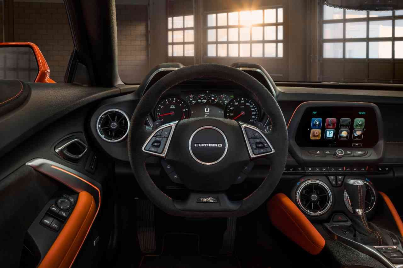 Además, su interior destaca por elementos en color naranja brillante y por otra placa conmemorativa en la parte baja del volante.