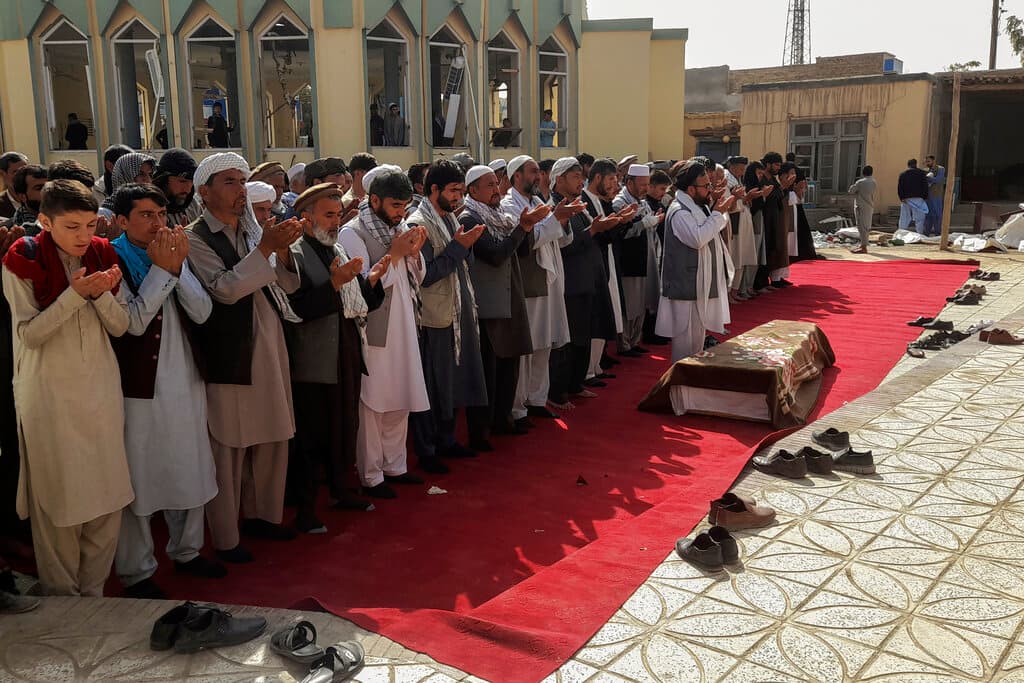 El Talibán dice que no colaborará con EEUU para luchar contra Estado Islámico, en medio de conversaciones con Washington