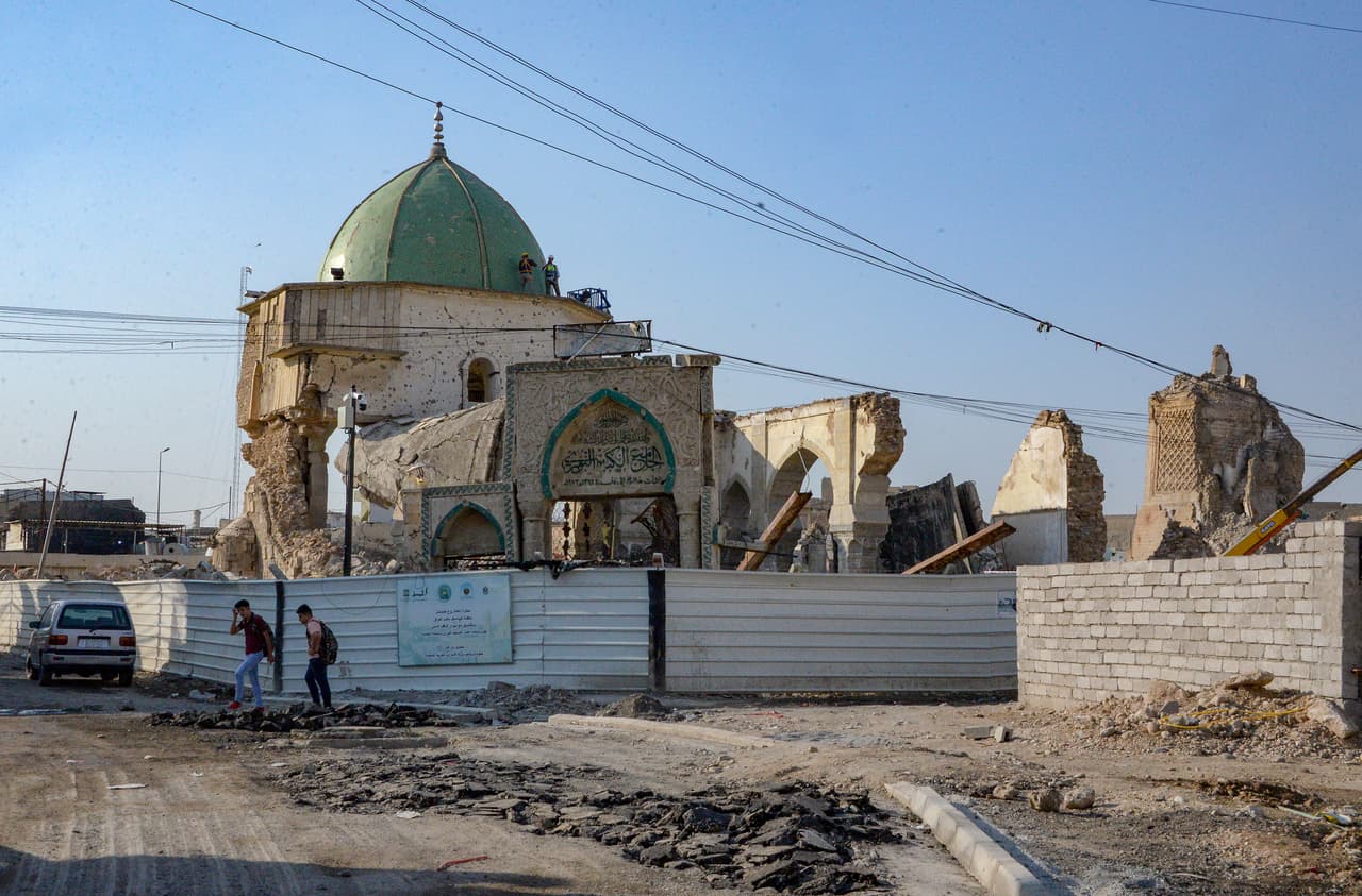 Así se ven los restos de la mezquita Al-Nuri de Mosul en la antigua base del grupo Estado Islámico en el norte de Irak, donde Baghdadi solía dirigirse a sus seguidores antes de que el grupo fuera expulsado de la zona en 2017. Foto tomada el 27 de octubre, luego de que anunciaran su muerte.