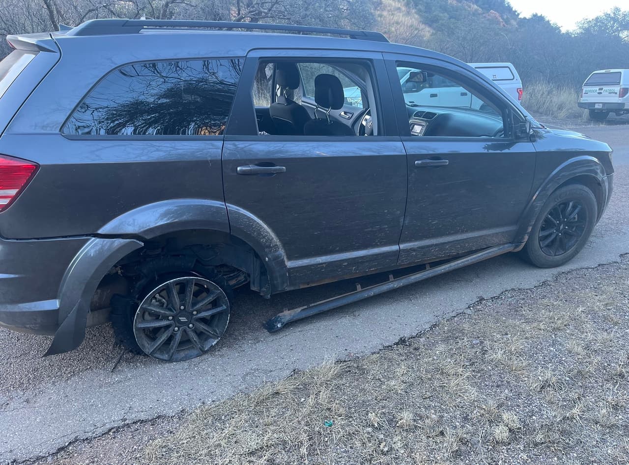 Agentes de la estación Sonoita vieron cerca de la frontera un vehículo conducido de manera errática y con una llanta ponchada y seriamente dañada.