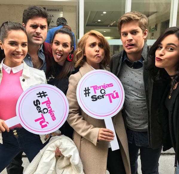 Mientras que el reparto juvenil está conformado por Jessica Decote, Aldo Guerra,
<b><a href="https://www.univision.com/programas/novelas/polo-morin-y-lambda-garcia-reaparecieron-juntos-en-la-playa-fotos">Polo Morín</a></b>, entre otros.