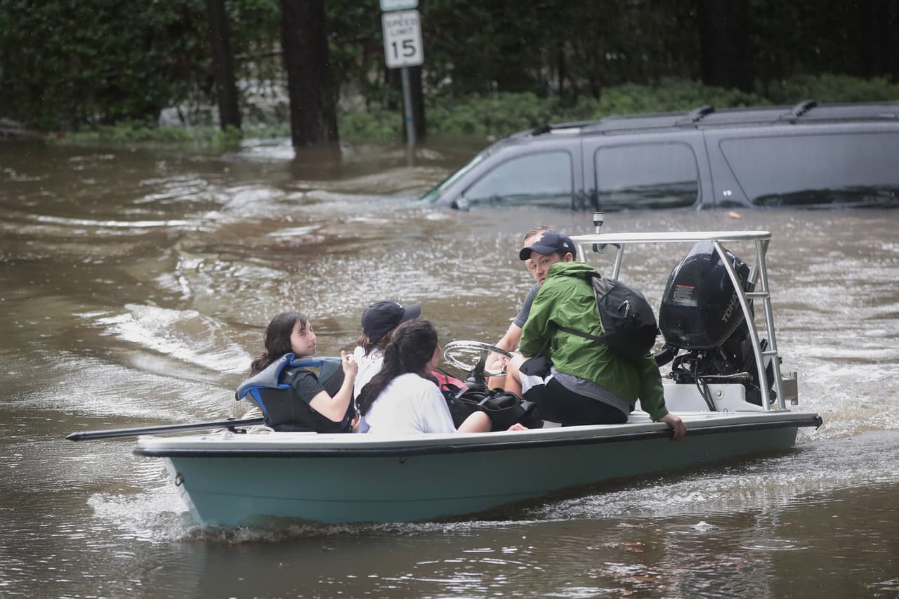 Voluntarios rescatan con sus botes a residentes de River Oaks, Houston.