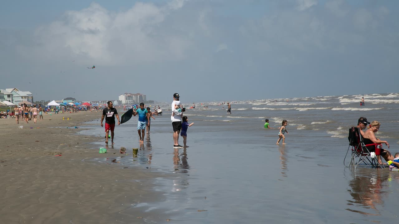 En principio solo podían ir a la playa en cierto horario y no se permitían algunas actividades. Después del 1 de mayo, las playas se abrieron por completo.