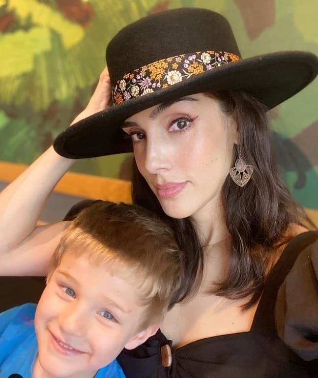 "Hoy en día lo máximo que podría meterme en un proyecto serían cuatro o cinco meses máximo, lo que siempre pongo yo como condición es tener dos días de salir más temprano para poder estar con mi hijo, porque 
<b>si no lo veo empiezo a sufrir, de repente me pongo a llorar </b>porque digo 'voy a llegar y ya está dormido' y lo padezco mucho".