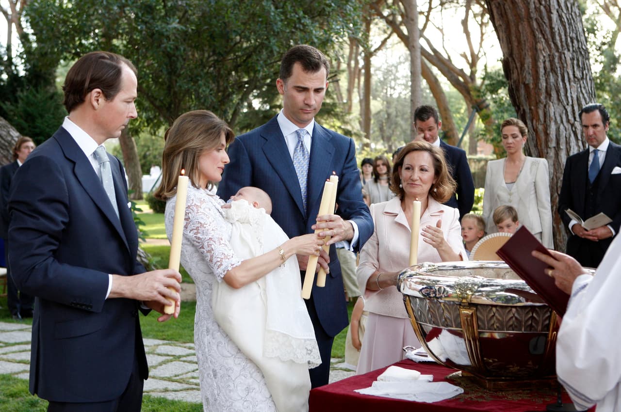 El príncipe Konstatin de Bulgaria y Paloma Rocasolano fueron elegidos para ser los padrinos de la infanta Sofía. Aquí el momento del bautizo el 15 de julio de 2007 en el palacio de la Zarzuela, en Madrid.