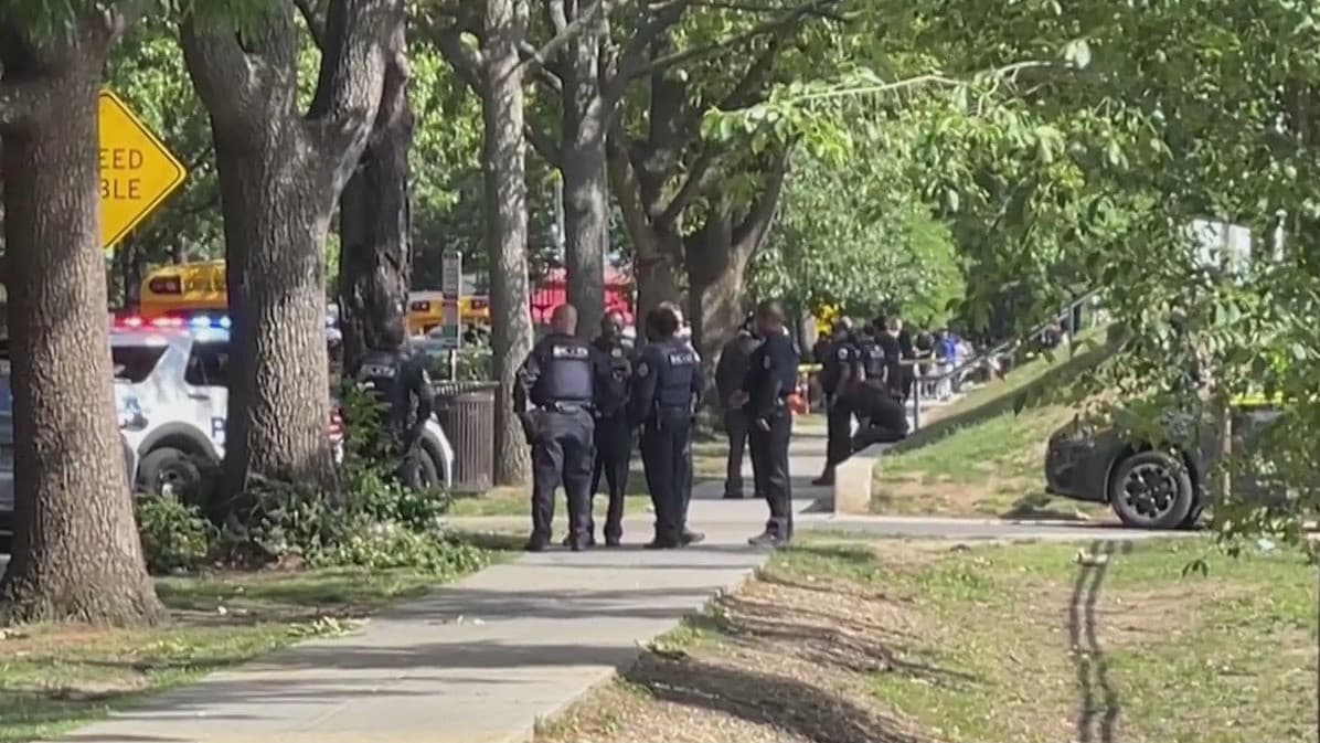 En esas fechas fue asesinado
<b><a href="https://www.univision.com/local/washington-dc-wfdc/jefferson-perez-salvadoreno-murio-balacera-roosevelt-high-school" target="_blank"> Jefferson Pérez, un salvadoreño de 17 años</a></b>, en el estacionamiento de Roosevelt High School. Su abuela asegura que el joven ya había sido amenazado por sus compañeros, por lo que la familia sospecha que los agresores son también adolescentes.