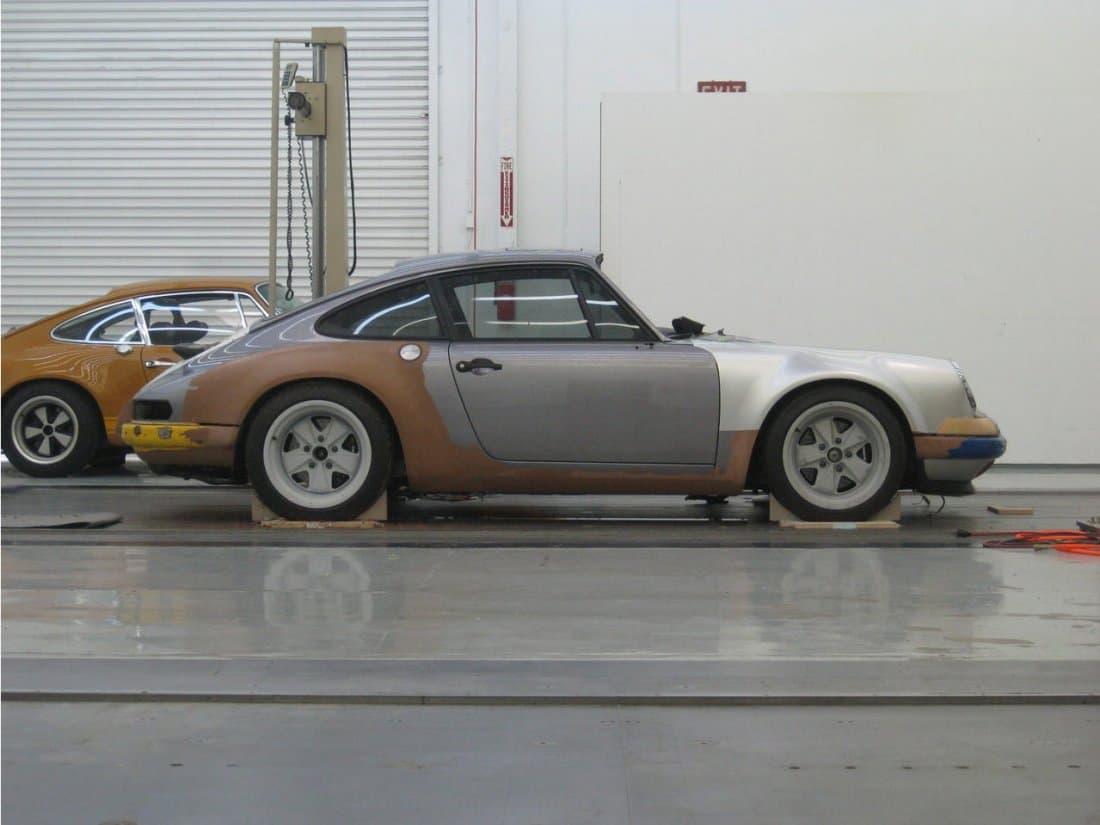 Sin miedo ni pudor Singer modifica estos Porsche 911 clásicos para convertirlos en 
<b>espectaculares creaciones únicas </b>utilizando materiales modernos pero con respeto al diseño original.
<br>