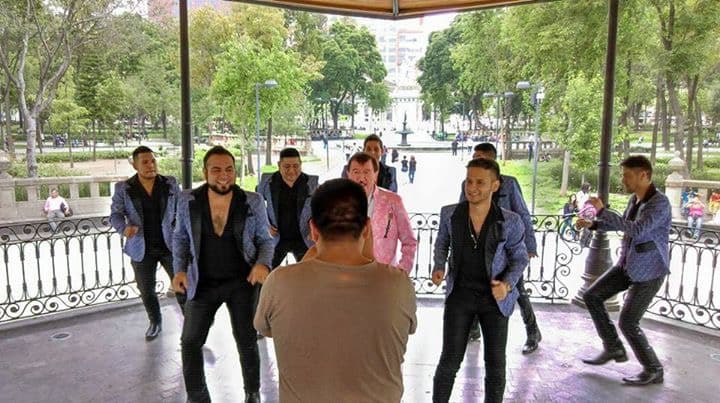 El histórico kiosco de la Alameda Central, que data de la época del porfiriato, también fue ocupado por la agrupación para darle colorido a su clip.