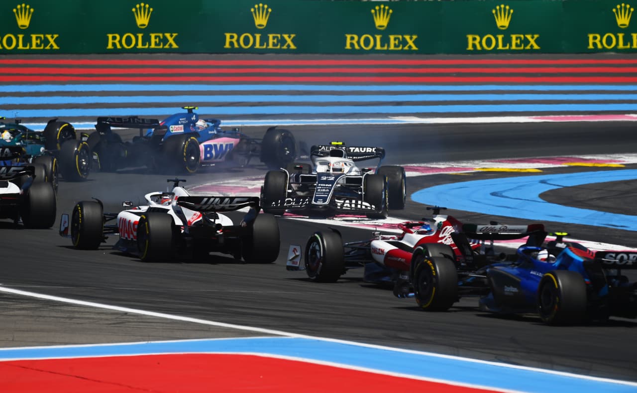 Max Verstappen conquistó el Gran Premio de Francia por delante de Lewis Hamilton y George Russell. Checo Pérez fue cuarto y Charles Leclerc tuvo que abandonar la carrera tras un impactarse con el muro.