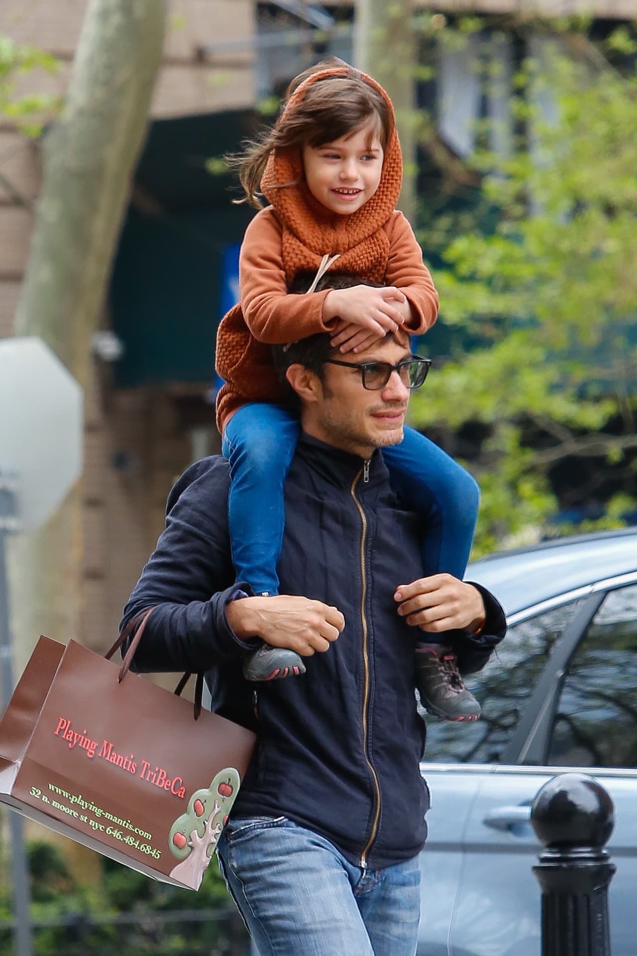 La subió a sus hombros y la llevó de "caballito", ¡qué lindo!