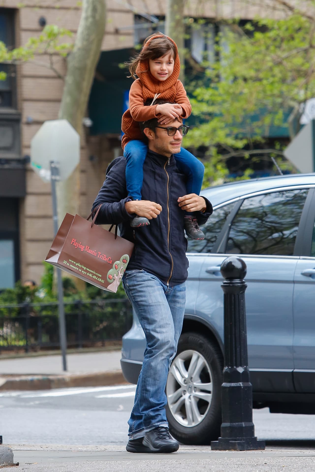 Al salir de la tienda 'Playing Mantis' la cargó.