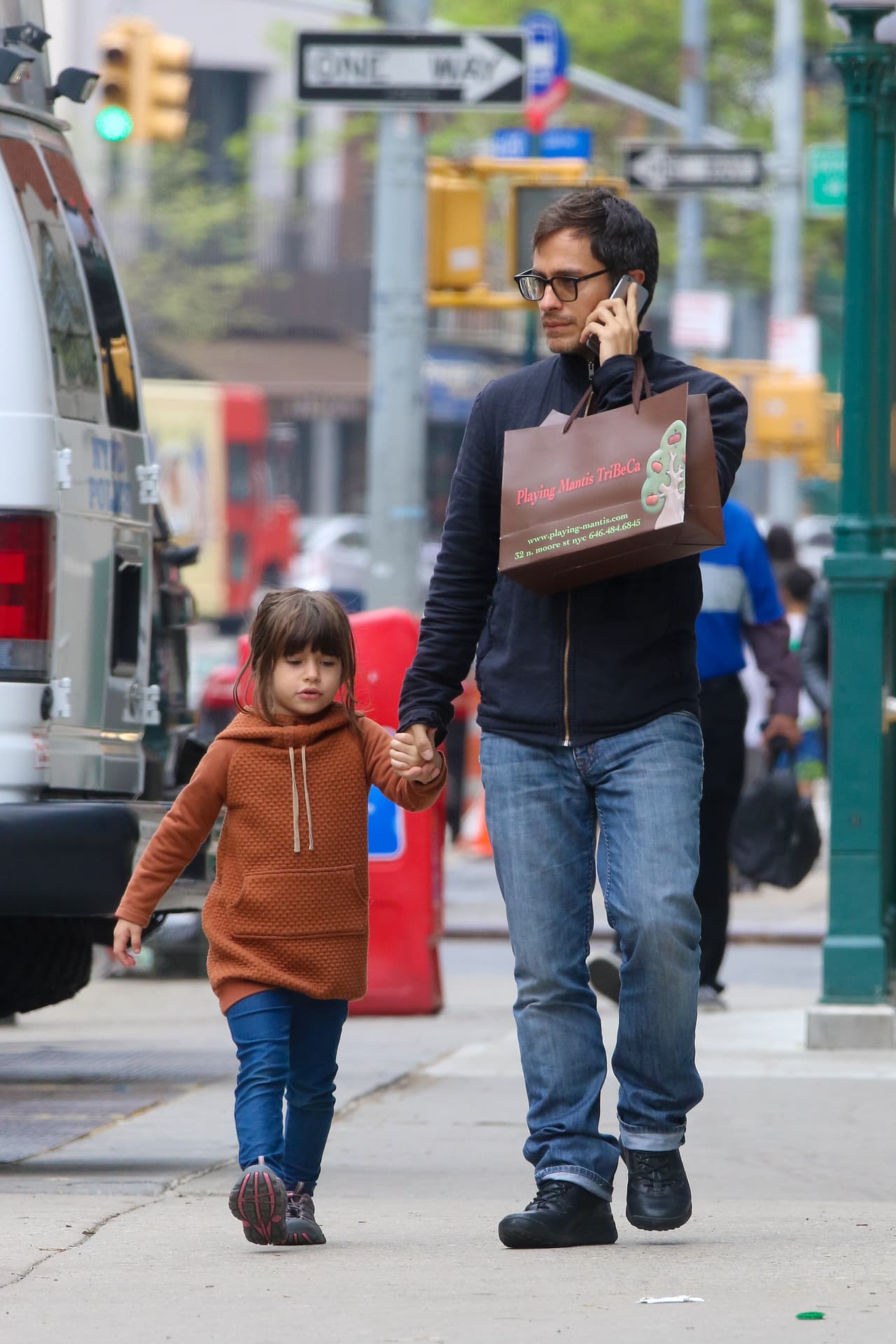 Gael recibió una llamada y tuvo que atenderla.