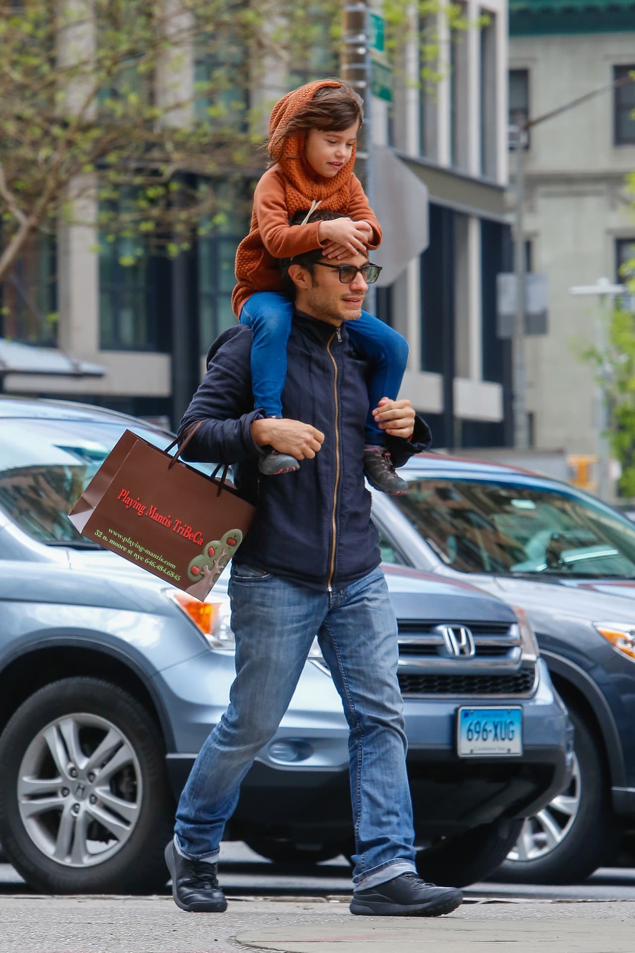 Gael llevó a su hija a comprar juguetes.