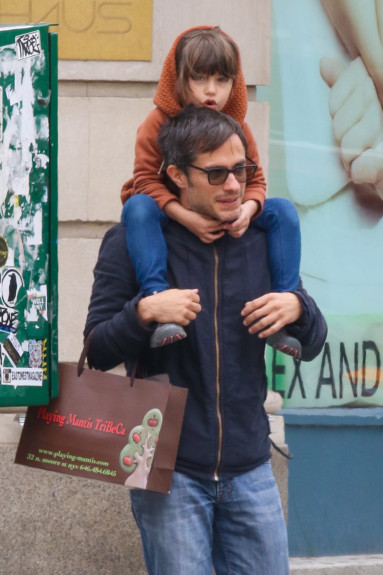 Captamos a Gael García haciendo su mejor papel, ¡el de papi!