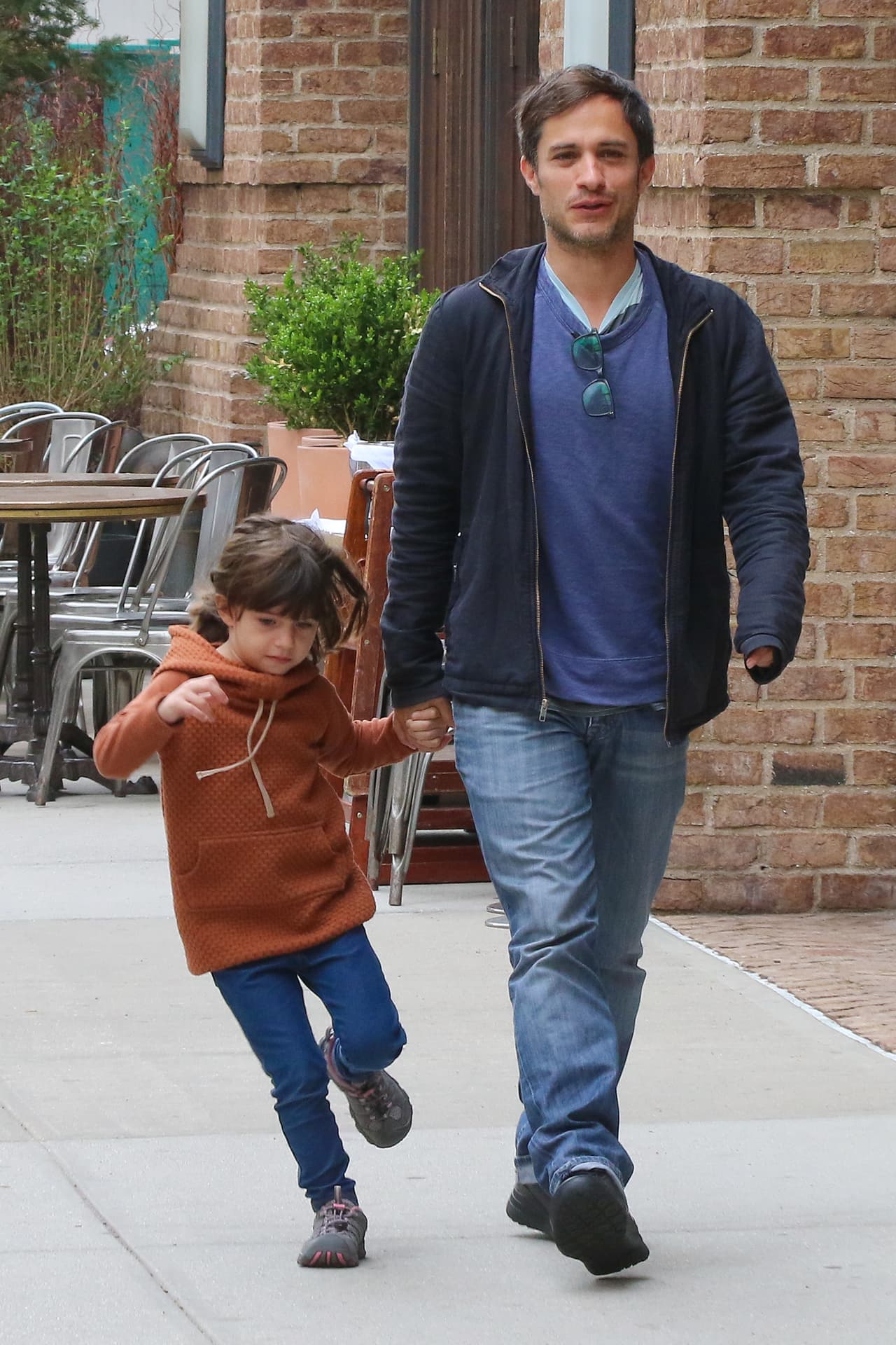 No paraba de saltar junto a su papá.