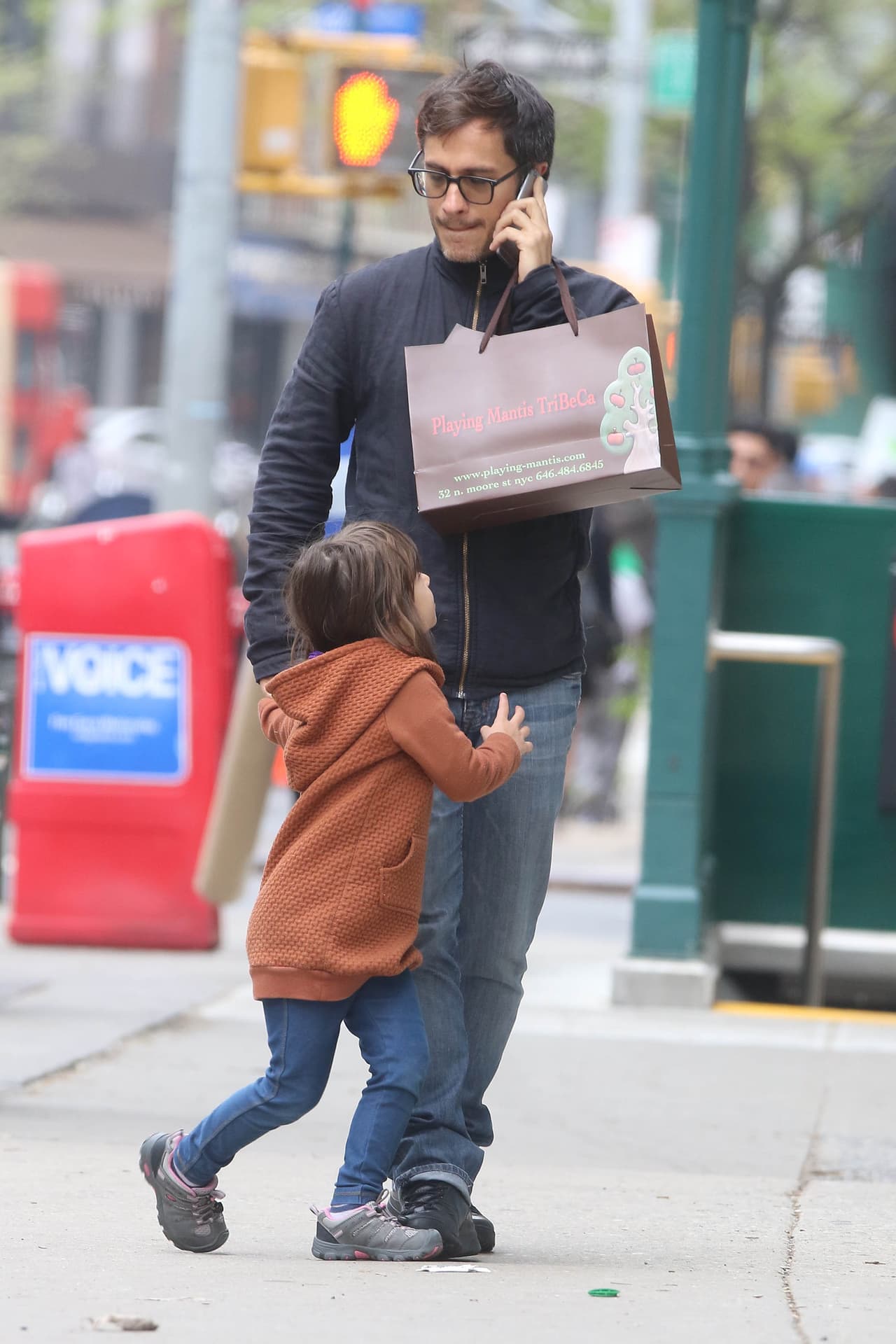 Saltó frente a su papi para que terminara la llamada.