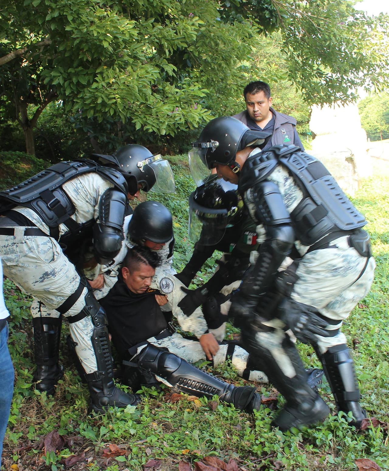 En un comunicado, la Guardia Nacional dijo que fueron "agredidos con piedras y palos en el tramo carretero Pijijiapan - Tonalá, por entre 100 y 150 migrantes, pertenecientes a un grupo de más de 1,600 migrantes de diferentes nacionalidades". Como resultado de la agresión, cinco agentes -cuatro hombres y una mujer- resultaron heridos y fueron trasladados a hospitales cercanos para recibir atención médica, según el comunicado, citado por agencias.