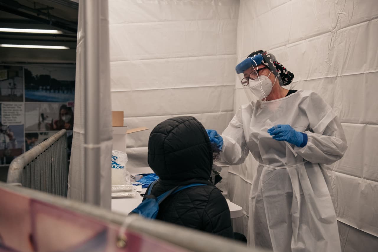 De acuerdo con autoridades, todas las agencias de gobierno están uniendo fuerzas para garantizar que los neoyorquinos tengan la vacuna, el refuerzo o una prueba de manera rápida.