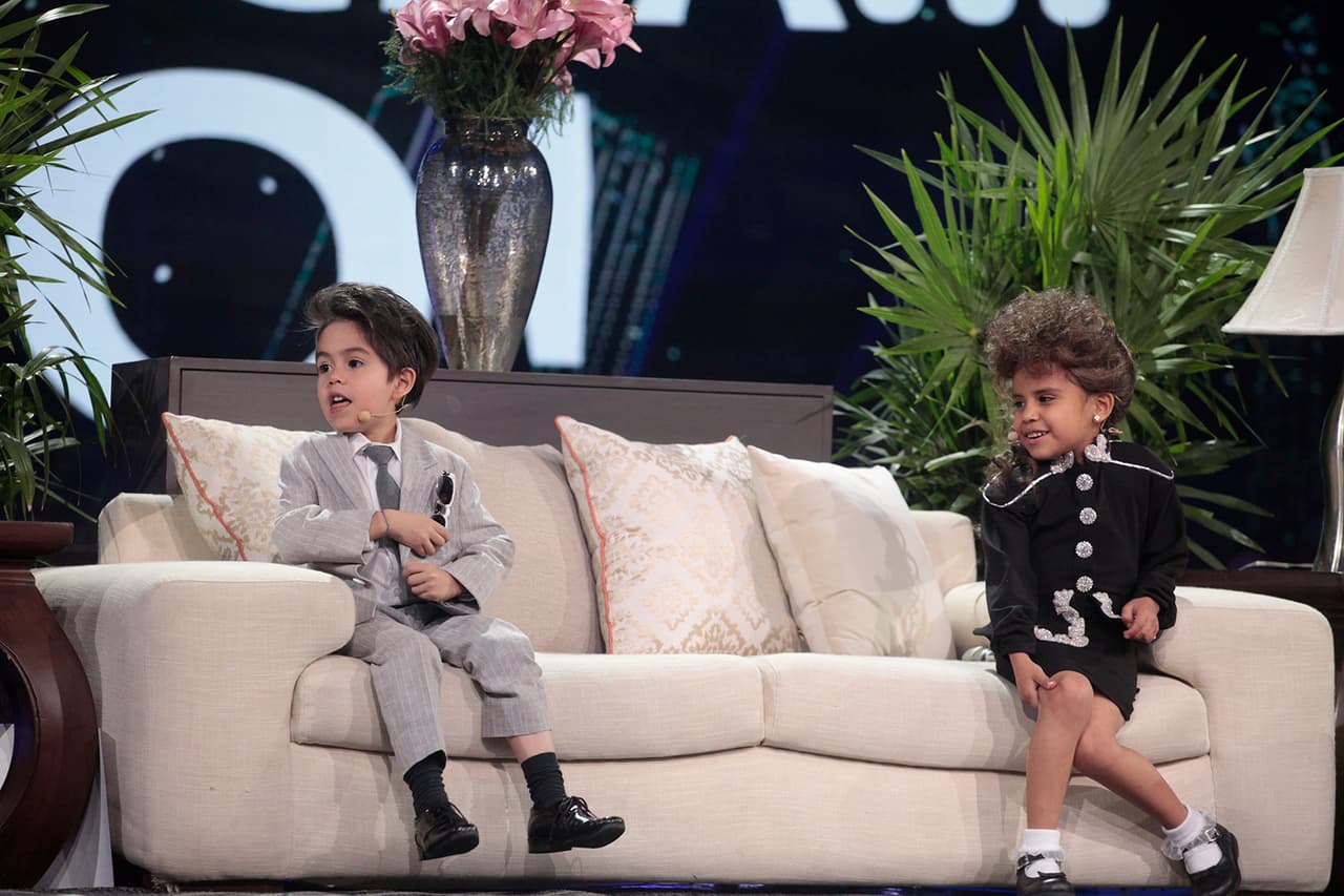 'Beba' condujo el programa nocturno ‘Mala noche no', llevando una rizada cabellera que voló gracias a un ventilador. La conductora estuvo acompañada de Mateo, quien imitó a Luis Miguel.