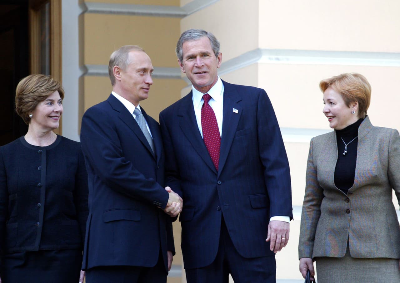 En mayo de 2002 los mandatarios se encontraron brevemente en San Petersburgo, Rusia.