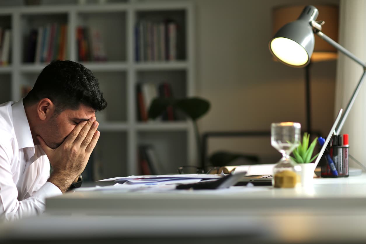 Desde el inicio de la pandemia de covid-19, el 
<a href="https://www.univision.com/shows/noticiero-univision/reconocen-que-el-agotamiento-laboral-es-una-enfermedad-como-detectarlo-y-tratarlo-video">agotamiento laboral</a> se ha convertido en uno de los principales problemas de los trabajadores en todo Estados Unidos, debido a 
<b>cargas de trabajo cada vez mayores y difíciles de administrar.</b> 
<br>
<br>Esto puede conducir a trabajadores estresados que están agotados y tienen problemas para concentrarse en el trabajo, lo que disminuye su productividad.
<br>
<br>Para encontrar los 
<b>estados de EEUU con el mayor riesgo de agotamiento</b>, 24/7 Wall St. examinó los datos del motor de búsqueda de empleo Lensa. 
<br>
<br>Lensa creó un sistema de clasificación para determinar los estados con la tasa más alta de agotamiento en función del tiempo de trabajo por semana, el salario anual, el tiempo de viaje y la cantidad de búsquedas en Google del término "agotamiento".
<br>