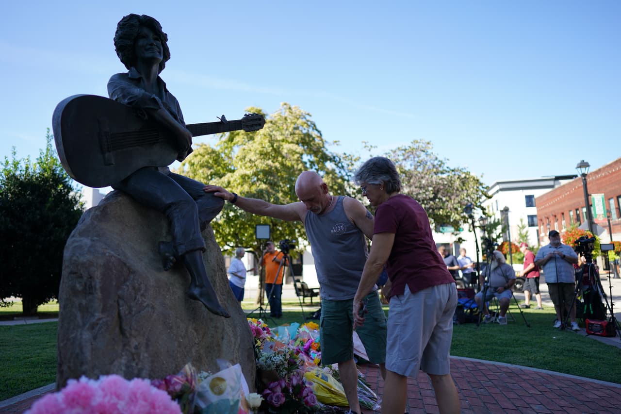 Personas visitan un memorial improvisado en honor a Dolly Parton en Sevierville, Tennessee, el martes 25 de agosto de 2026.