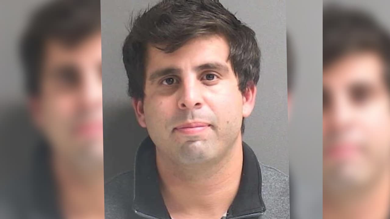 Arrestan a un profesor de Deltona por besar a una alumna de 15 años