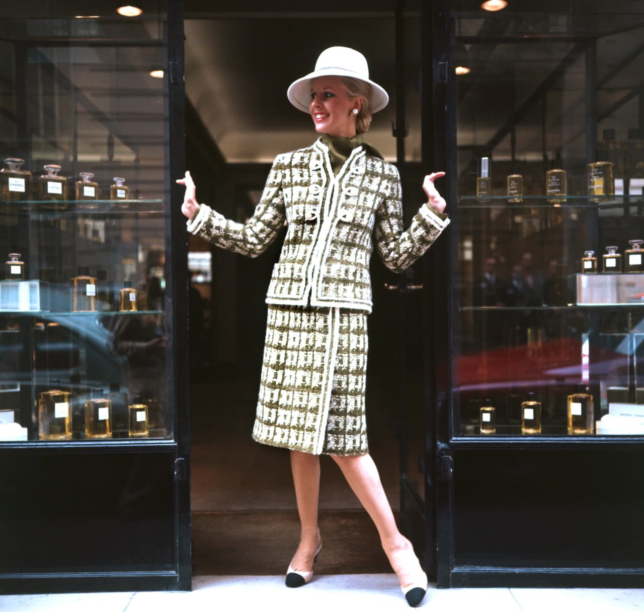 Chanel no tenía miedo de ser una provocadora: ¿En dónde deben llevarse le perfume? alguna vez le preguntaron a lo que ella simplemente dijo: "donde quieran que las besen".