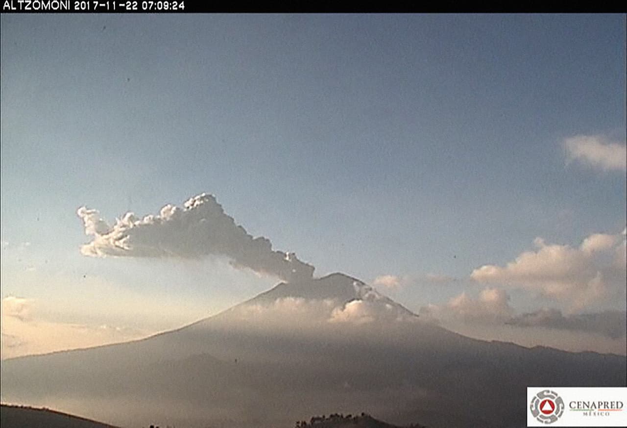 <b>22 de noviembre de 2017. </b>“El Semáforo de Alerta Volcánica del Popocatépetl se encuentra en Amarillo Fase 2. El Centro Nacional de Prevención de Desastres de México exhorta a NO ACERCARSE al volcán y sobre todo al cráter, por el peligro que implica la caída de fragmentos balísticos. En las últimas 24 horas, por medio de los registros sísmicos del sistema de monitoreo del
<b>volcán Popocatépetl</b>, se identificaron 316 exhalaciones de baja intensidad, acompañadas por vapor de agua, gas y ligeras cantidades de ceniza".