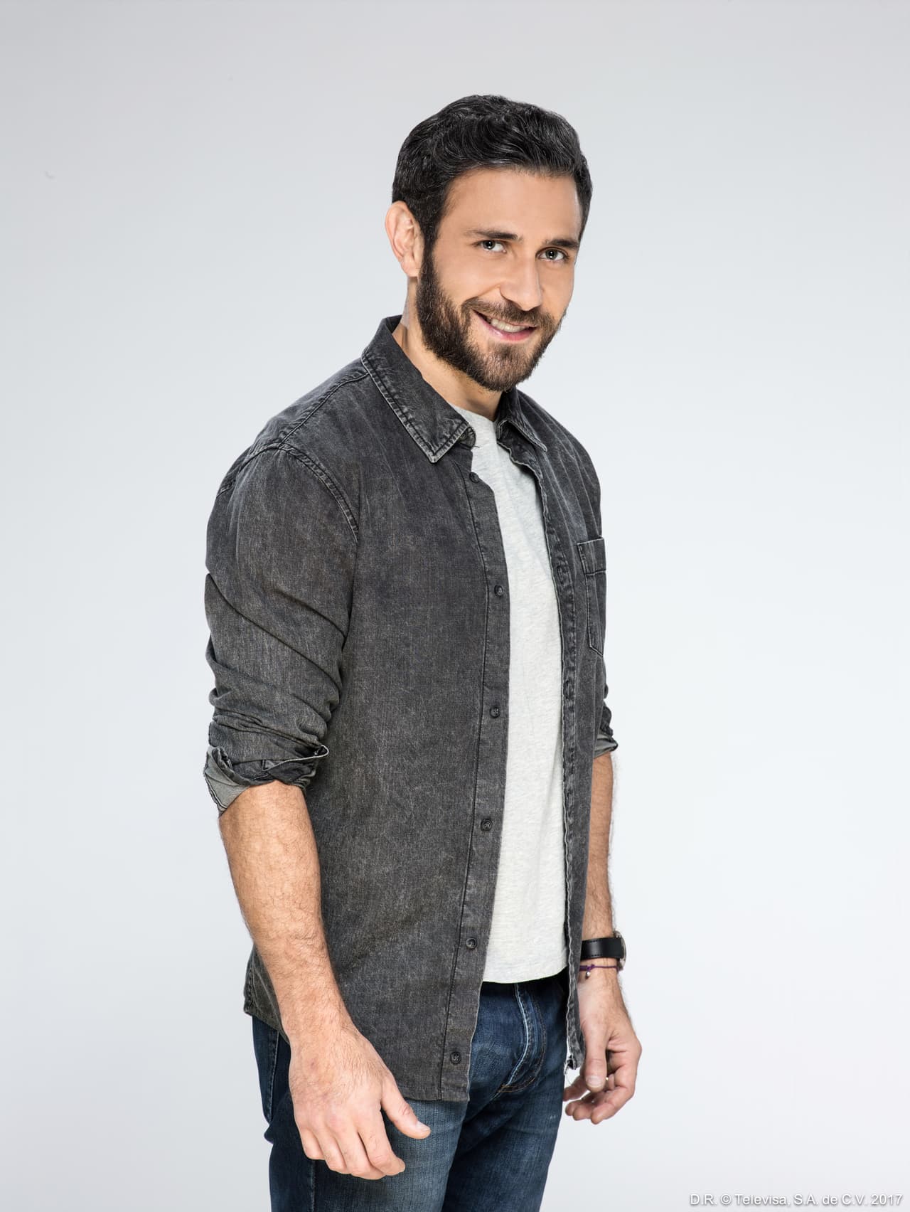 Al preguntarle si se sentía reflejado con su personaje de inmediato respondió: "en algunos momentos sí", pues el actor cree que al igual que 'Santiago' él defiende sus ideales.