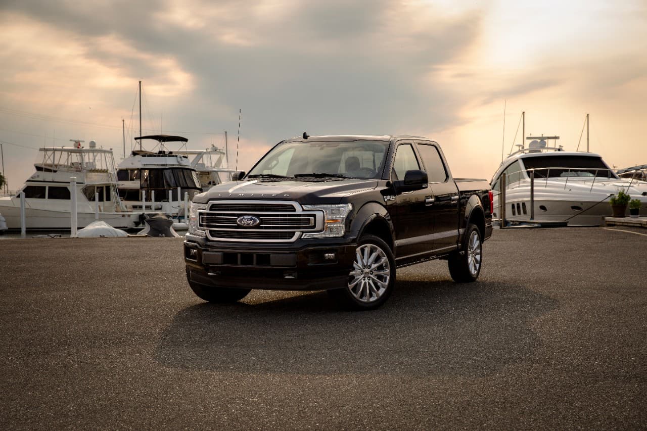A pesar de ser un vehículo totalmente apto para el trabajo, nadie imagina subyugar a una lujosa F-150 Limited a labores agrícolas o de construcción. Aparte del lujo tradicional de esta versión, Ford incorpora también muchos elementos para el confort, incluso para evitar el estrés del conductor. Por ejemplo, 
<b>el control de crucero adaptable,</b> con funcionalidad 'stop-and-go', o asientos con función de masaje.