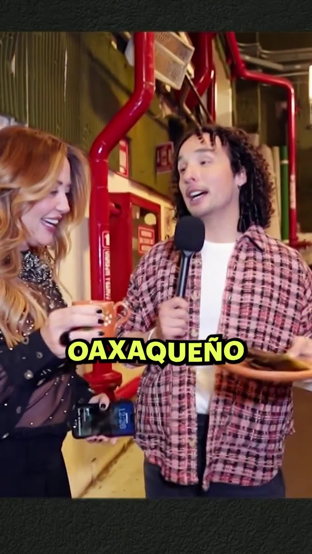 Jorge Anzaldo comparte tamales en el foro de una forma muy original